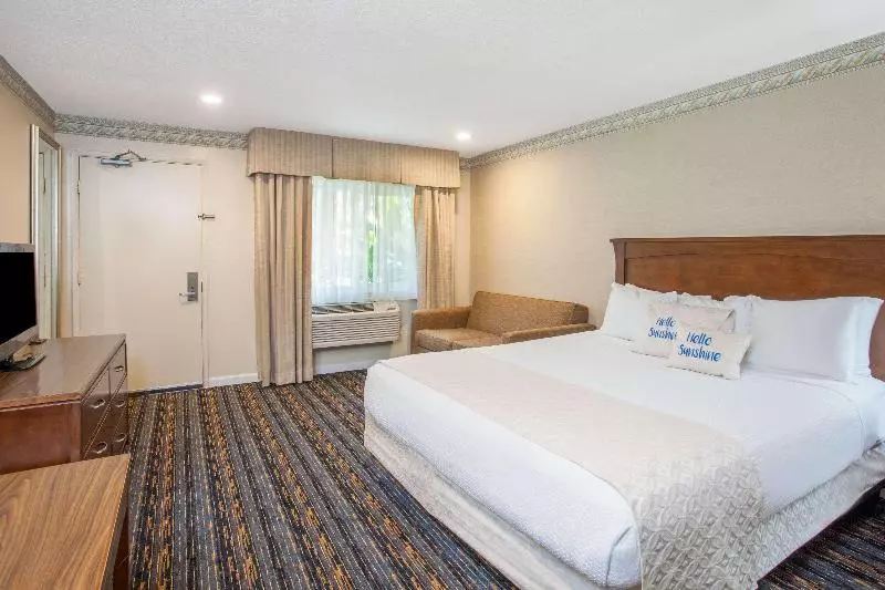 キングサイズベッドのスタンダードルーム, Days Inn By Wyndham San Diego Hotel Circle