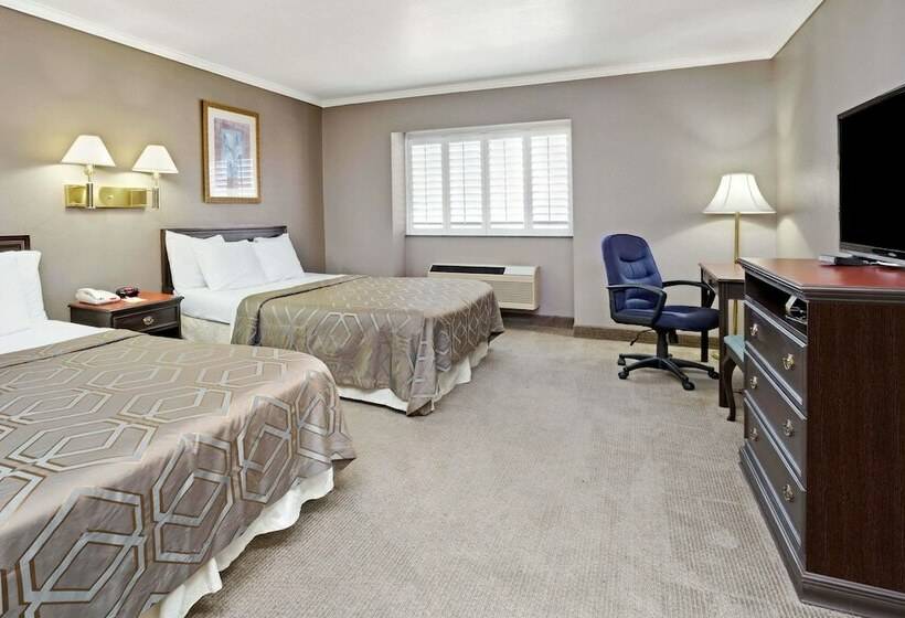 Номер Стандарт, Days Inn By Wyndham West Covina