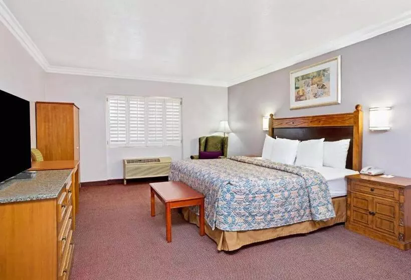 سوئیت با تخت بزرگ, Days Inn By Wyndham West Covina