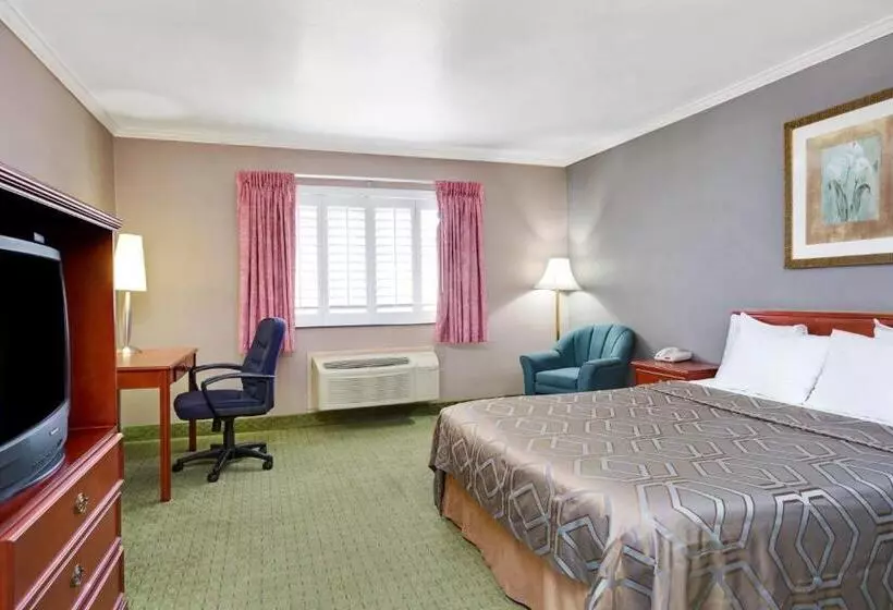 اتاق لوکس با تخت بزرگ, Days Inn By Wyndham West Covina