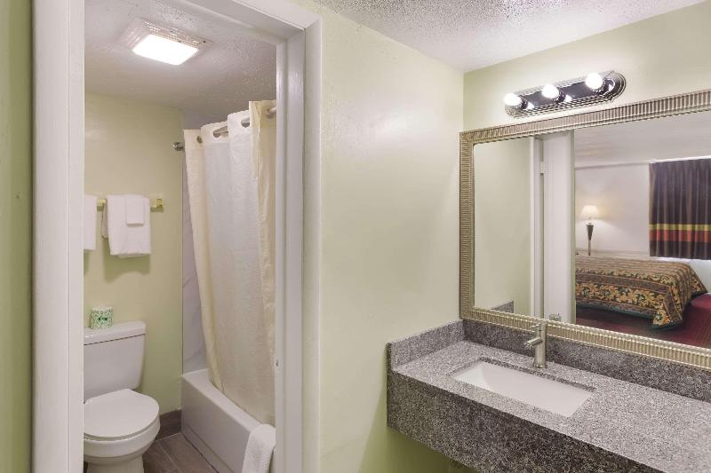 غرفة قياسية سرير كينج, Rodeway Inn