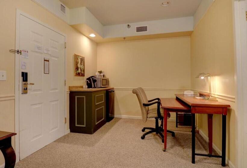 جناح, Senator Inn & Spa