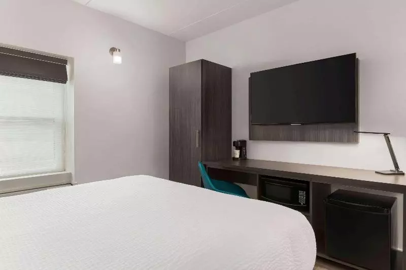 身障者適用キングサイズベッドルーム, Waterstone Resort & Marina Boca Raton, Curio Collection By Hilton
