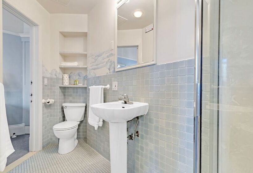 جناح جونيور, Cornell Hotel De France