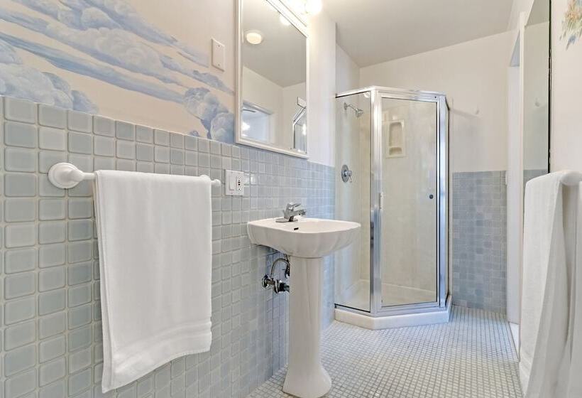 جناح جونيور, Cornell Hotel De France