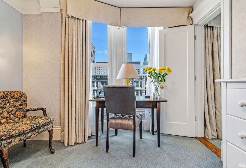 جناح جونيور, Cornell Hotel De France