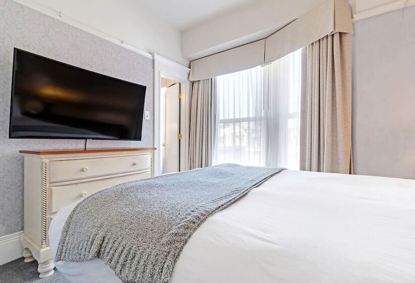 جناح جونيور, Cornell Hotel De France