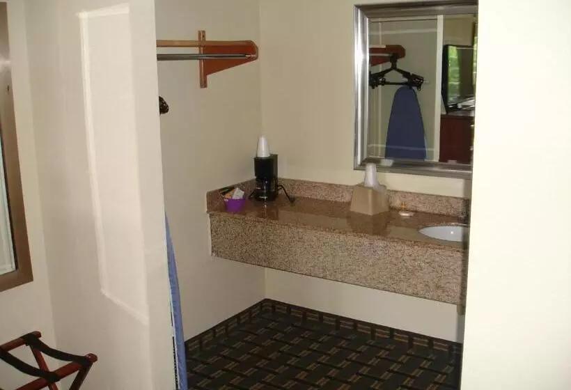 ２ダブルベッドのスタンダードルーム, Days Inn By Wyndham Chattanooga Lookout Mountain West