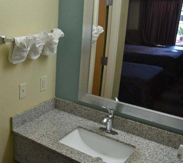 キングサイズベッドのデラックスルーム, Days Inn By Wyndham Ladson Summerville Charleston