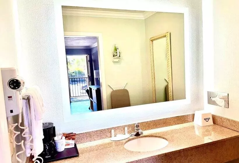 ２ダブルベッドのスタンダードルーム, Days Inn By Wyndham Pensacola  Historic Downtown