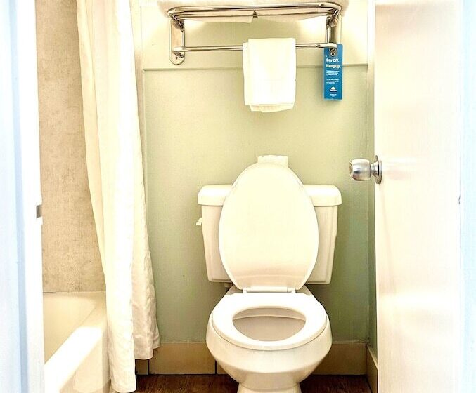 חדר סטנדרט שתי מיטות זוגיות, Days Inn By Wyndham Pensacola  Historic Downtown