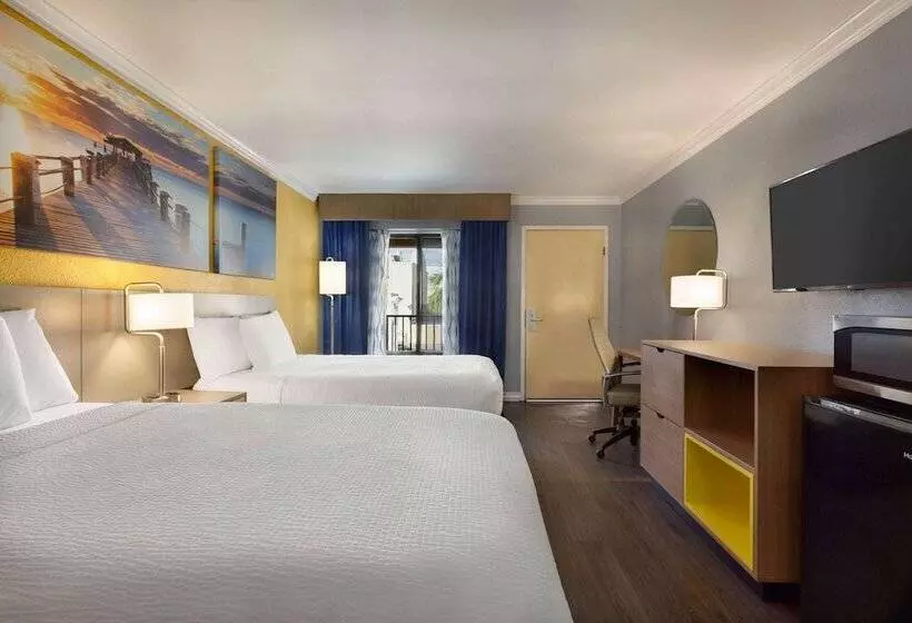 ２ダブルベッドのスタンダードルーム, Days Inn By Wyndham Pensacola  Historic Downtown