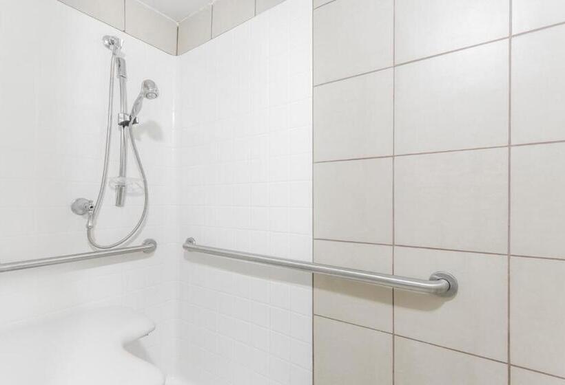 חדר סטנדרט, מיטת קינג, מותאם לאדם עם מוגבלויות, Days Inn By Wyndham Pensacola  Historic Downtown