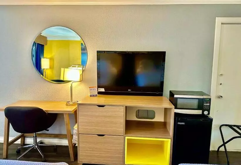 身障者適用キングサイズベッドルーム, Days Inn By Wyndham Pensacola  Historic Downtown