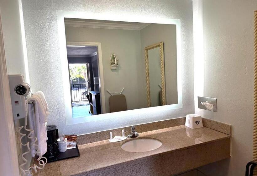 חדר סטנדרט שתי מיטות זוגיות, Days Inn By Wyndham Pensacola  Historic Downtown