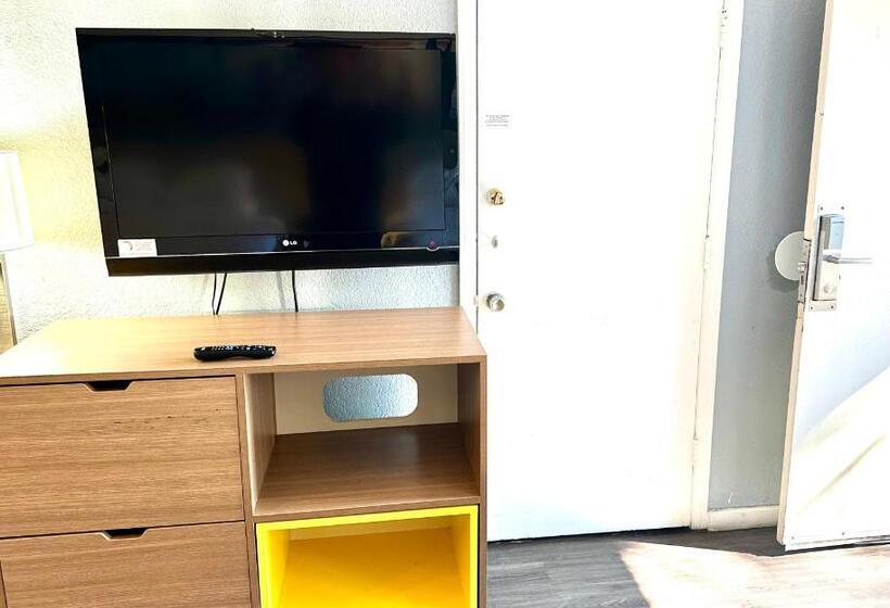 חדר סטנדרט שתי מיטות זוגיות, Days Inn By Wyndham Pensacola  Historic Downtown