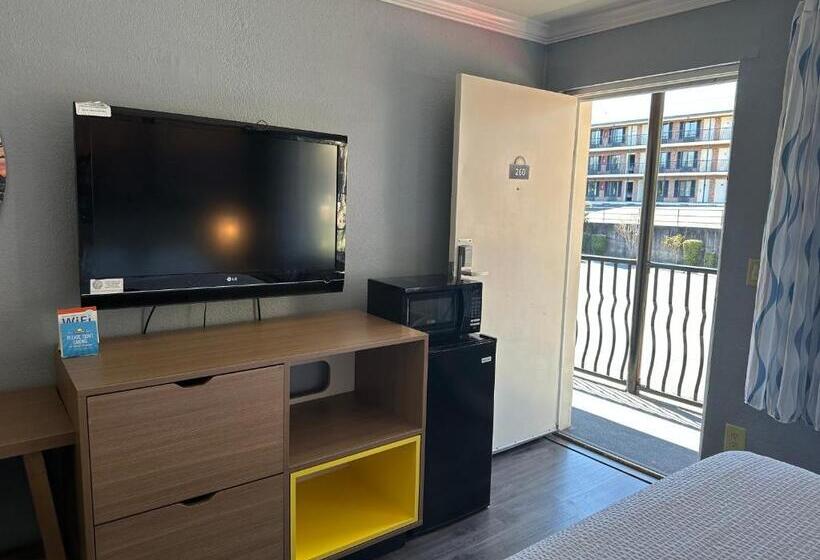 חדר סטנדרט עם מיטת קינג, Days Inn By Wyndham Pensacola  Historic Downtown