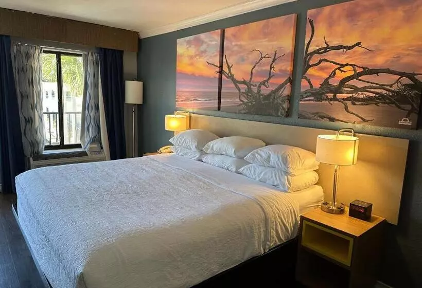 キングサイズベッドのスタンダードルーム, Days Inn By Wyndham Pensacola  Historic Downtown