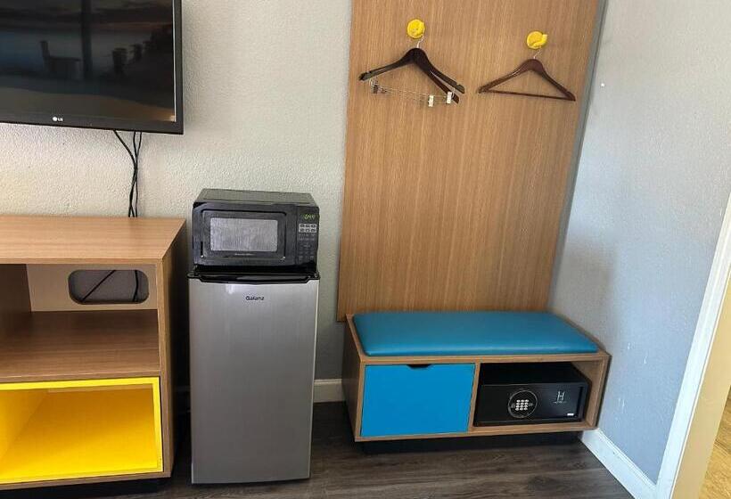 חדר אקזקיוטיב חדר קינג, Days Inn By Wyndham Pensacola  Historic Downtown