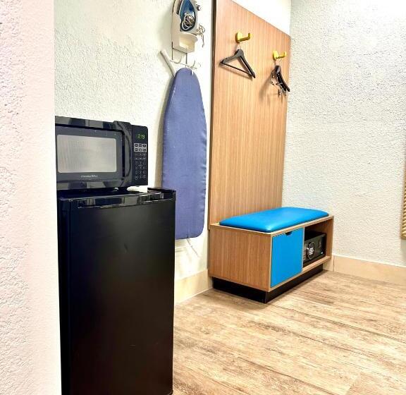 חדר סטנדרט עם מיטת קינג, Days Inn By Wyndham Pensacola  Historic Downtown