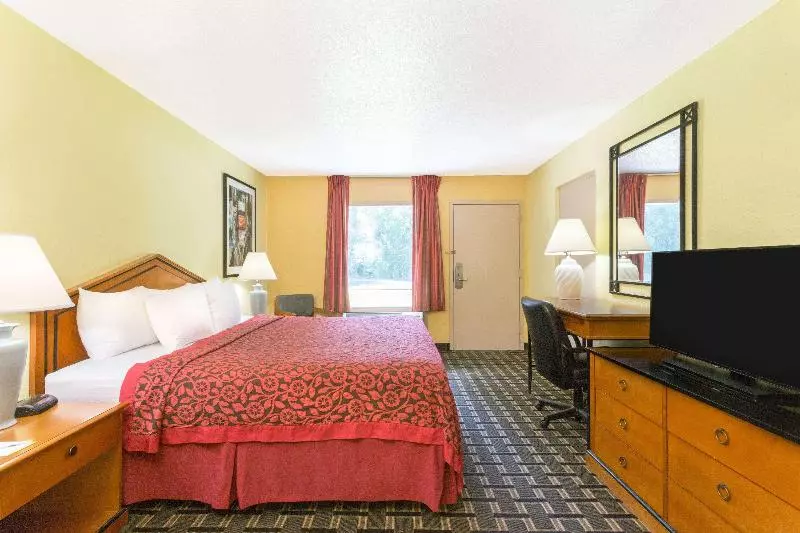 キングサイズベッドのスタンダードルーム, Days Inn By Wyndham Savannah Airport