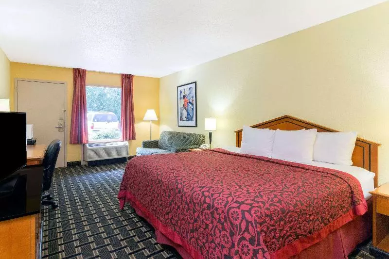 キングサイズベッドのスタンダードルーム, Days Inn By Wyndham Savannah Airport