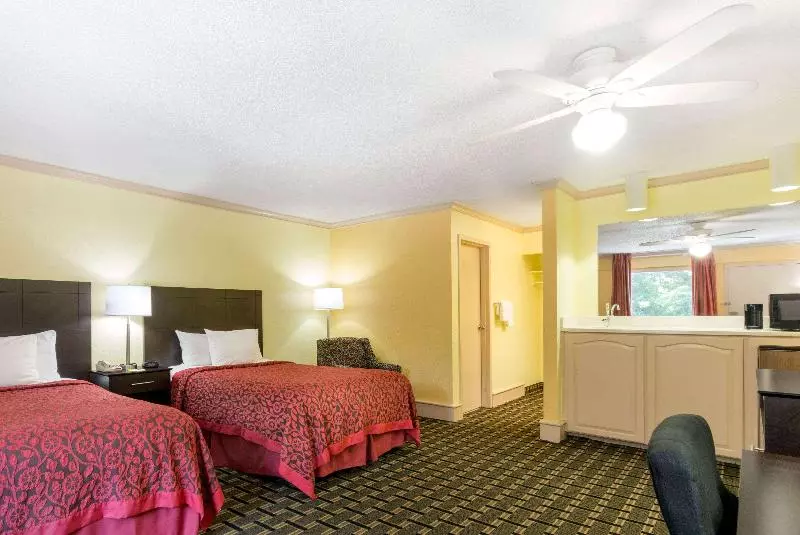 キングサイズベッドのスタンダードルーム, Days Inn By Wyndham Savannah Airport