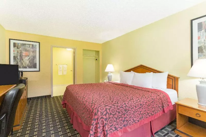 キングサイズベッドのスタンダードルーム, Days Inn By Wyndham Savannah Airport