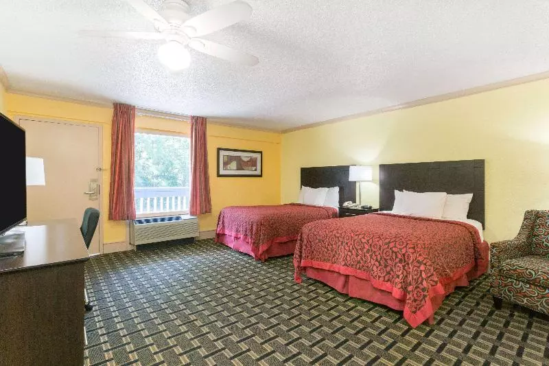 キングサイズベッドのスタンダードルーム, Days Inn By Wyndham Savannah Airport