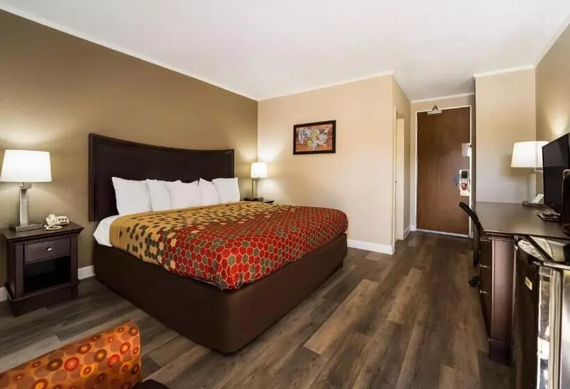 キングサイズベッドのスタンダードルーム, Econo Lodge   Perry National Fair Ground Area