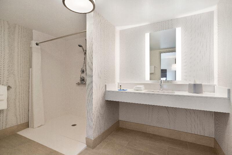 غرفة قياسية سرير ملكى لذوى الإحتياجات الخاصة, Holiday Inn Express   Plattsburgh, An Ihg