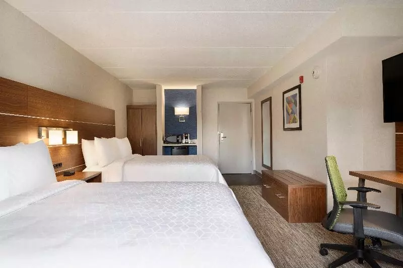 اتاق استاندارد با تخت دو نفره بزرگ برای معلولان, Holiday Inn Express   Plattsburgh, An Ihg