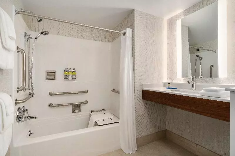 اتاق استاندارد با تخت دو نفره بزرگ برای معلولان, Holiday Inn Express   Plattsburgh, An Ihg