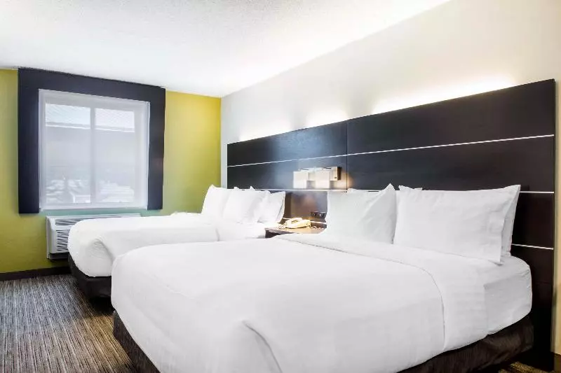 سوییت, Holiday Inn Express & Suites Albany Airport Wolf Road, An Ihg