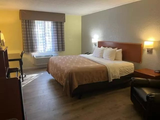 キングサイズベッドのスタンダードルーム, Quality Inn University Area