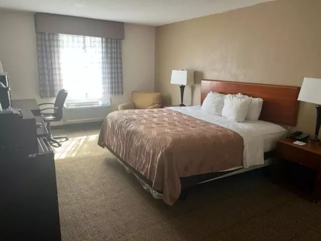 身障者適用キングサイズベッドルーム, Quality Inn University Area