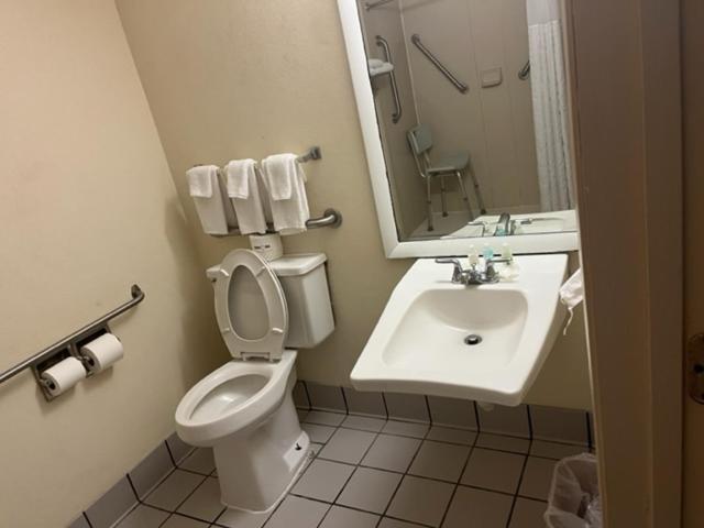 장애인을 위한 킹사이즈 침대 스탠다드 룸, Quality Inn University Area