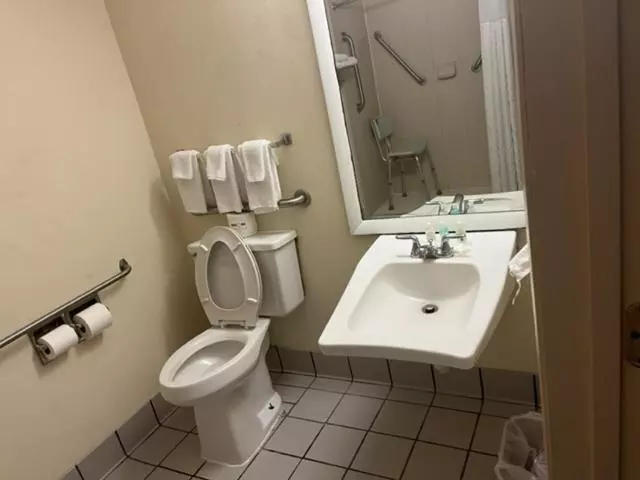 身障者適用キングサイズベッドルーム, Quality Inn University Area