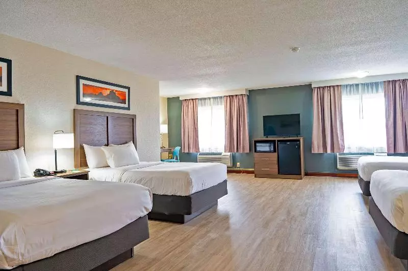 キングサイズベッドのスタンダードルーム, Quality Inn Milansandusky