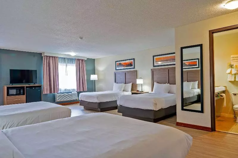キングサイズベッドのスタンダードルーム, Quality Inn Milansandusky