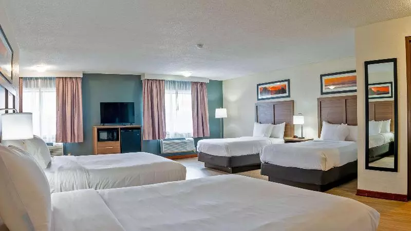 キングサイズベッドのスタンダードルーム, Quality Inn Milansandusky