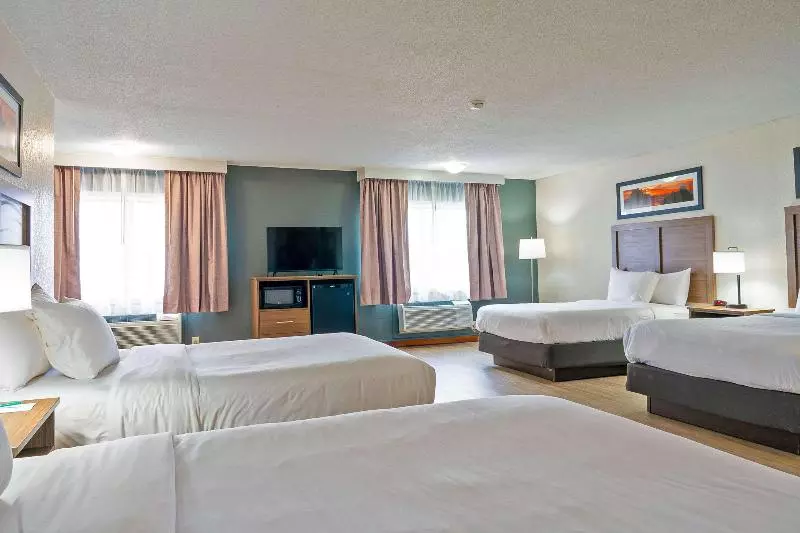 キングサイズベッドのスタンダードルーム, Quality Inn Milansandusky