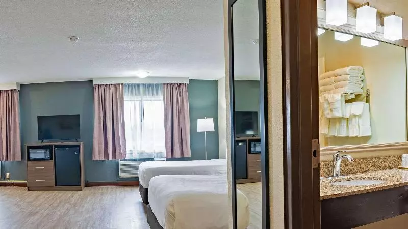 キングサイズベッドのスタンダードルーム, Quality Inn Milansandusky