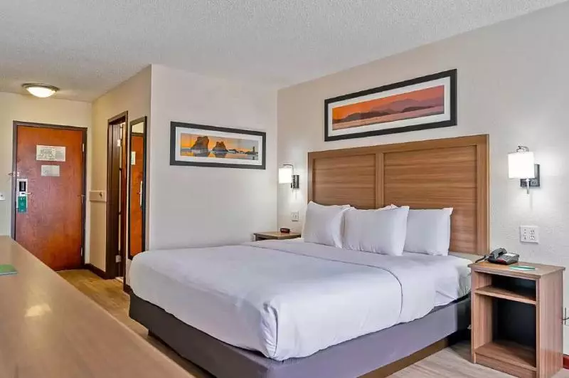 身障者適用キングサイズベッドルーム, Quality Inn Milansandusky