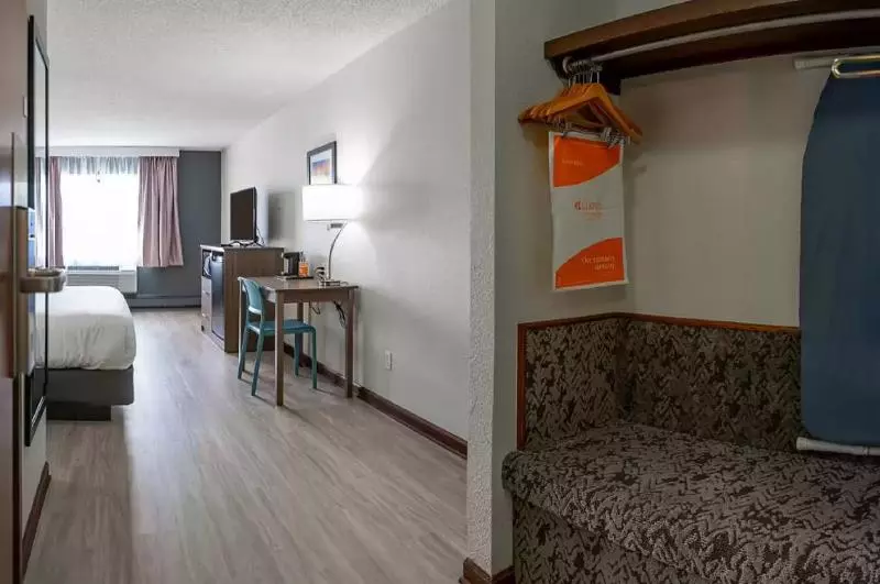 身障者適用キングサイズベッドルーム, Quality Inn Milansandusky