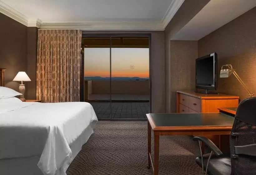 اتاق استاندارد با تخت بزرگ, Sheraton Crescent