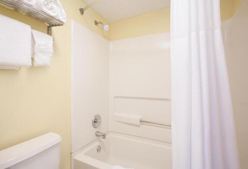 Номер Deluxe, Days Inn By Wyndham Brooksville