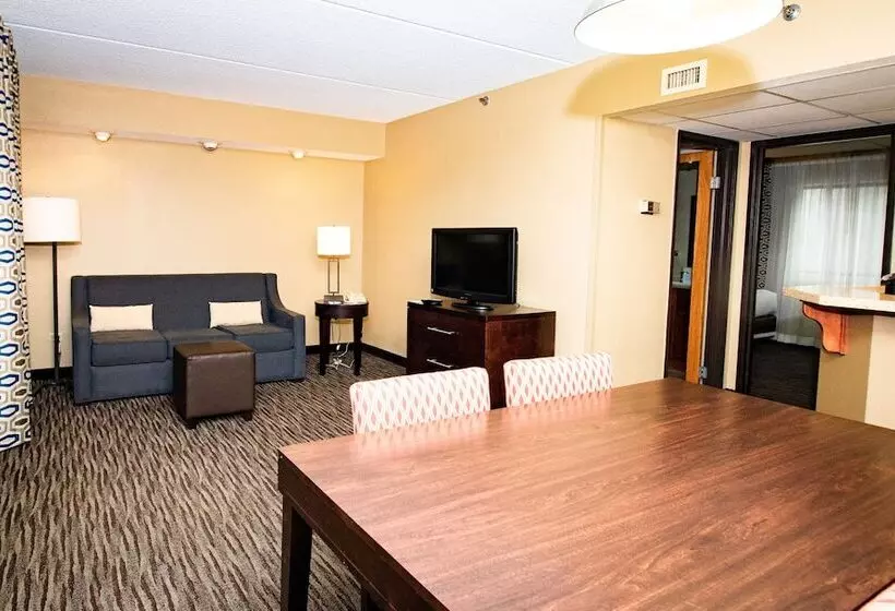 スイート, Suburban Studios Arlington Heights Elk Grove