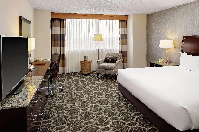 غرفة قياسية سرير كينج, Doubletree By Hilton Tulsa Downtown