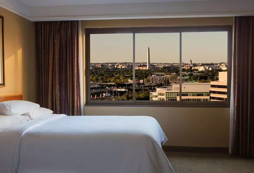سوئیت با چشمانداز, Embassy Suites By Hilton Crystal City National Airport